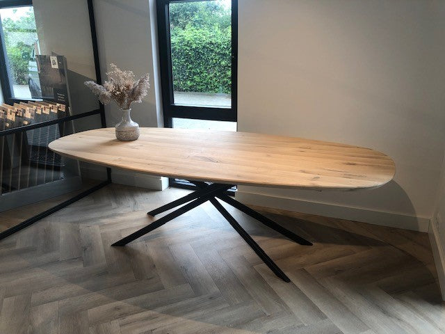 Ovale eiken tafels