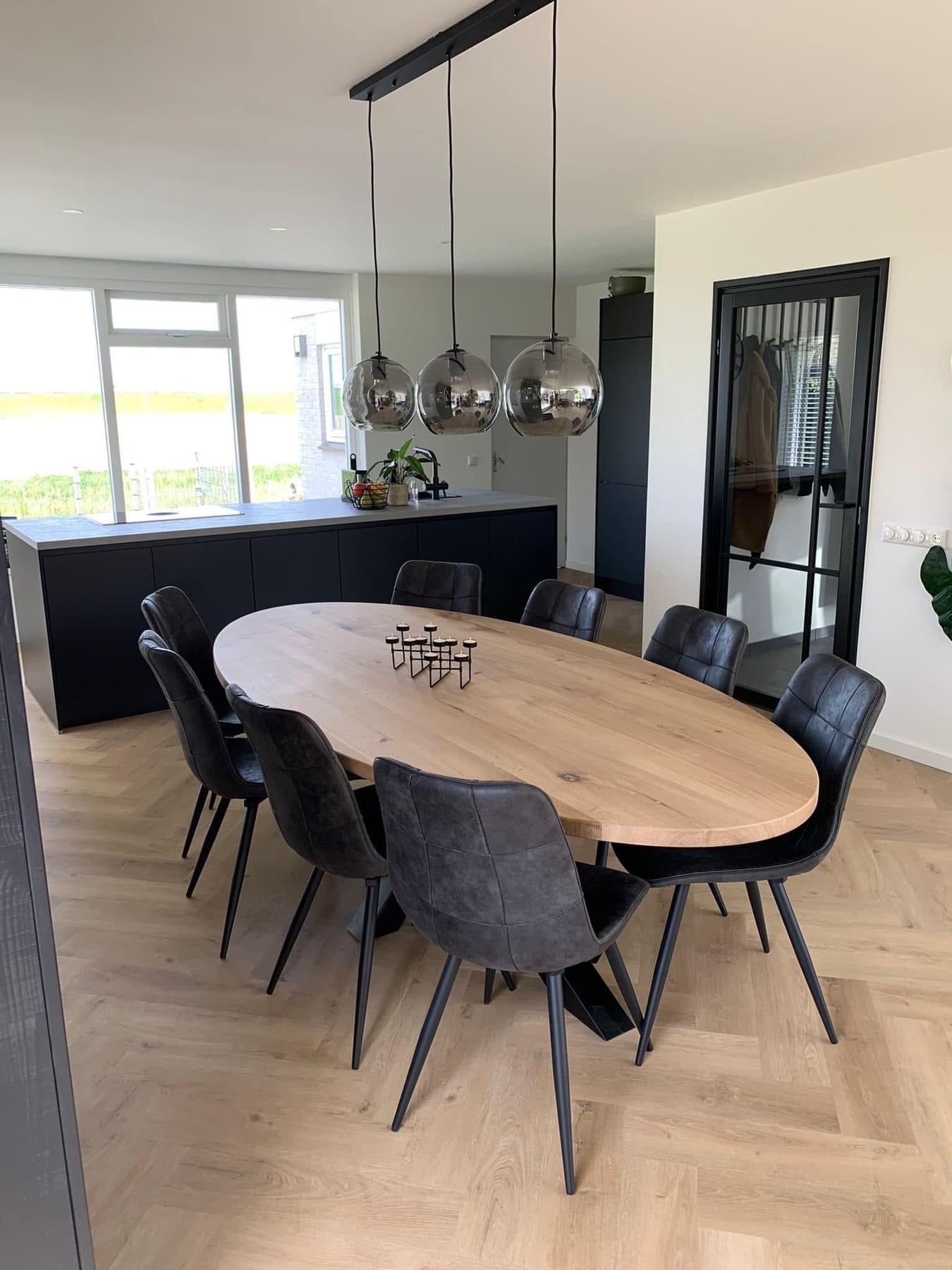 Ovale eiken tafels